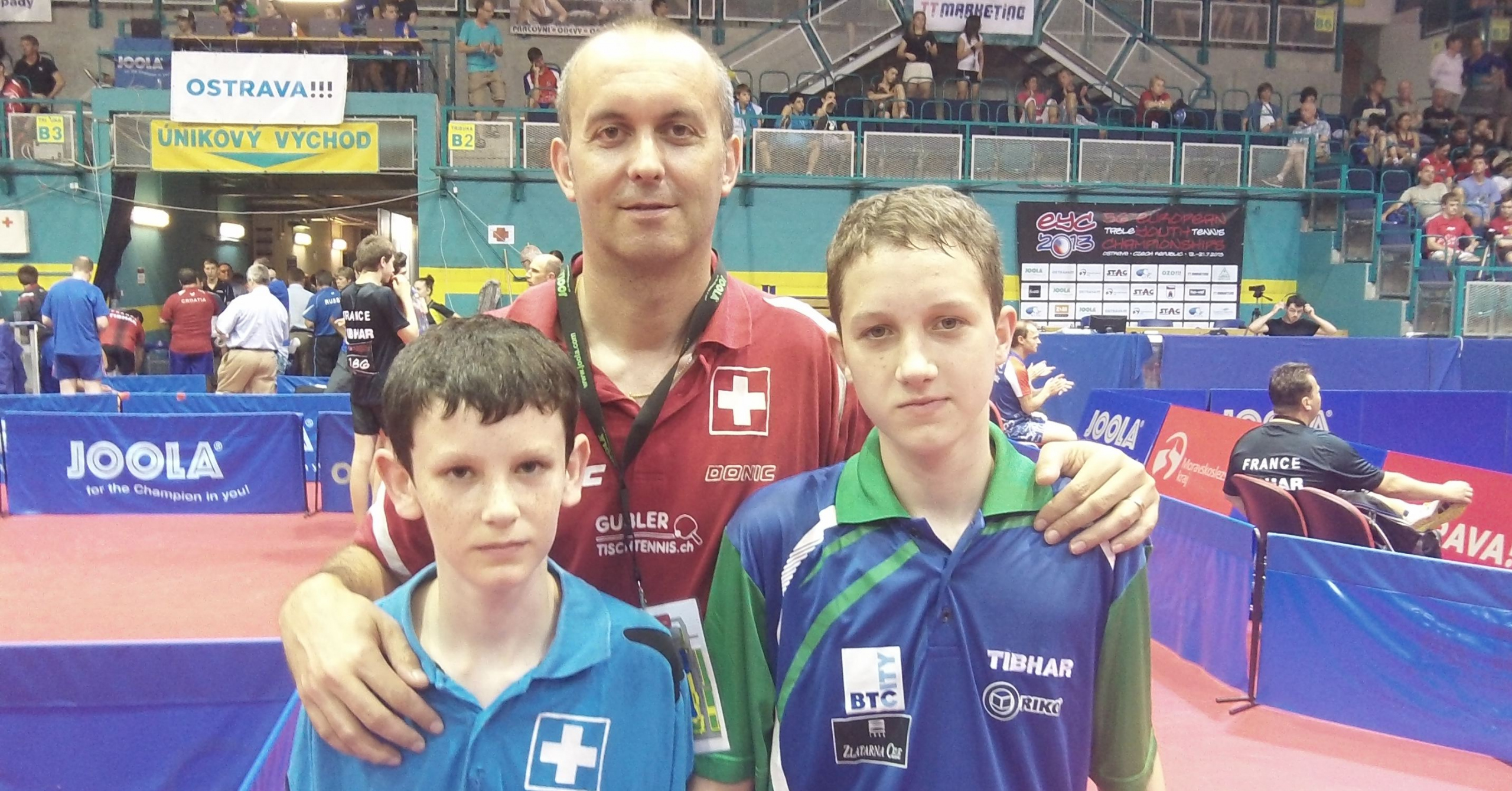 Nicolas Simonet mit Doppelpartner Aljaz Smaljcelj und Coach Yannick Charmot