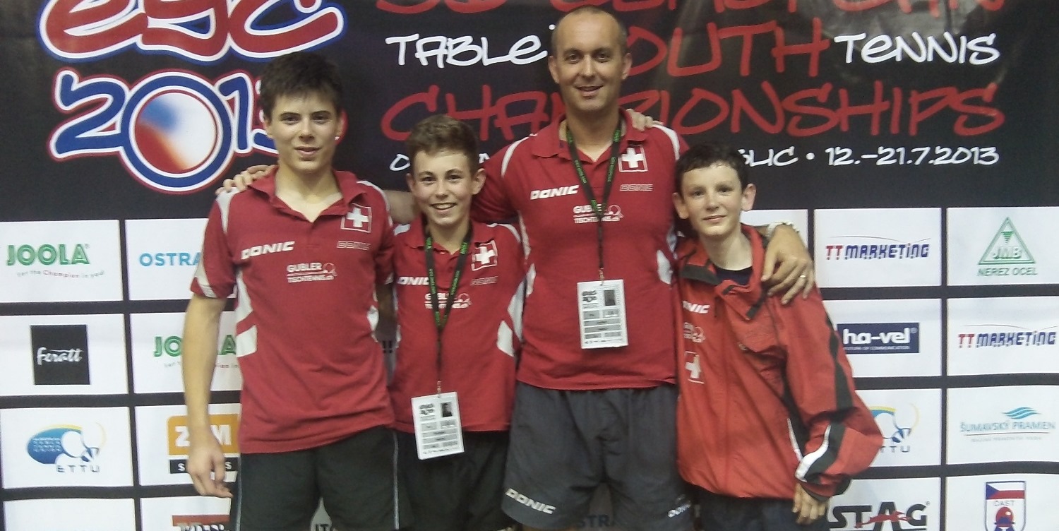 Das U15 Knabenteam (von links: Andrin Melliger, Dimitri Brunner, Coach Yannick Charmot, Nicolas Simonet)