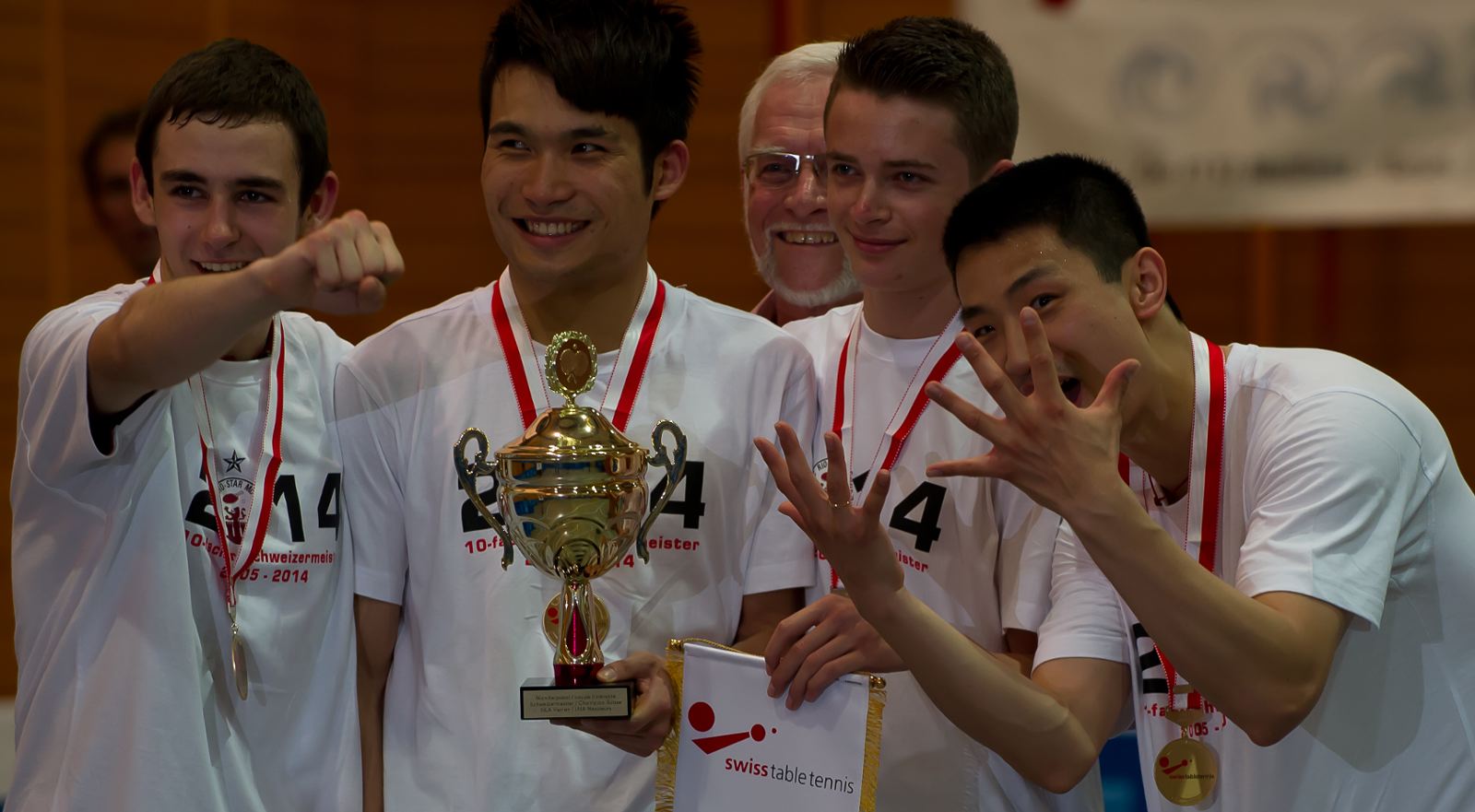 Die Schweizermeister 2014: Lionel Weber, Yang Chengbowen, Präsident Robert Danhieux, Elia Schmid, Hu Jiashun (von links)