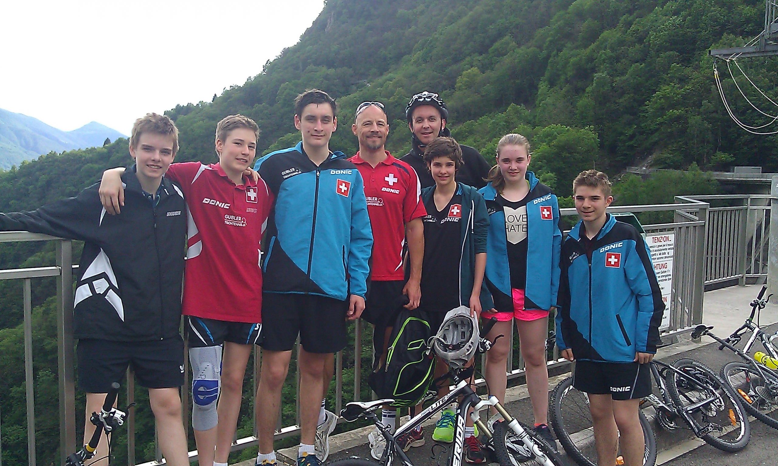Konditionstraining: Mit dem Mountainbike den Berg hoch. Yannick Taffé, Cedric Tschanz, Lars Posch, Kadertrainer Pedro Pelz und Yannick Charmot, Mireille Kroon, Lara Lampart, Dorian Girod (von links).