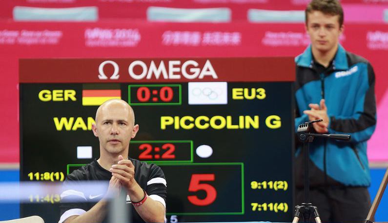 Samir Mulabdic und Elia Schmid verfolgen angespannt das Spiel von Giorgia Piccolin