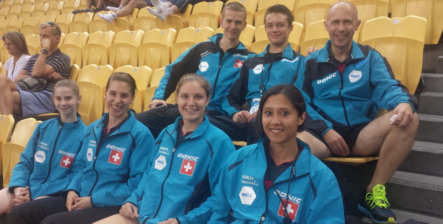 Die Schweizer Teams. Oben (von links): Nicolas Champod, Elia Schmid, Samir Mulabdic (Coach). Unten (von links): Camille Linke, Rahel Aschwanden, Rachel Moret, Laurie Phaï Pang (Coach). Es fehlt: Lionel Weber. Photo: Laurent Langel