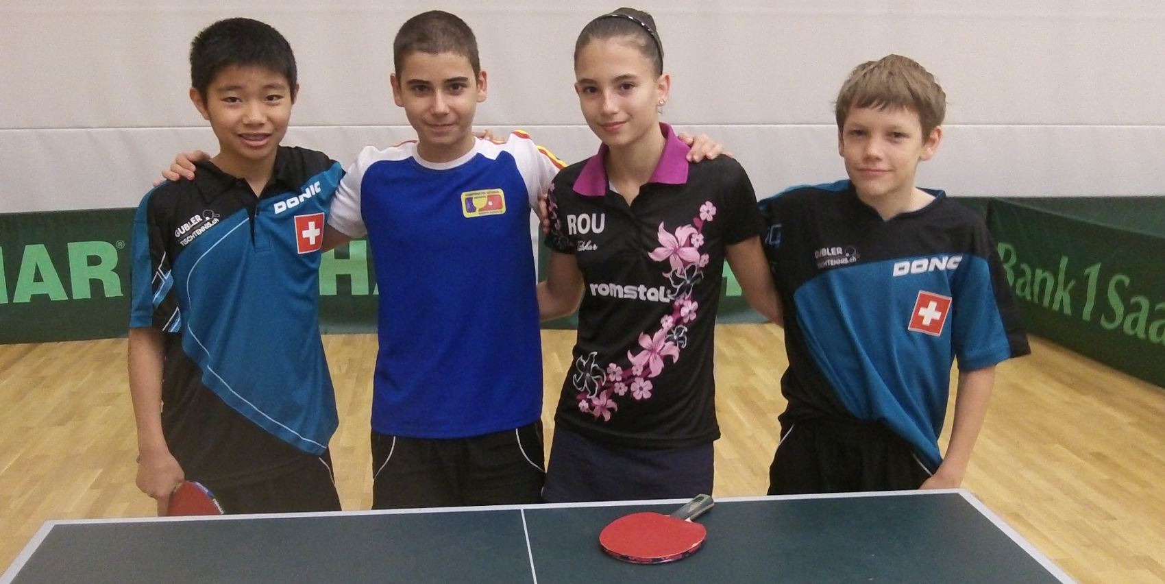 Pedro Osiro Shinohara (ganz links) und Barish Moullet (ganz rechts) mit zwei rumänischen Spielern