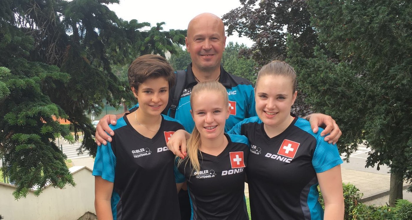 M&auml;dchen U18 (v.l.r. Mireille Kroon, Ursina Stamm, Lara Lampart mit Trainer Pavel Rehorek)