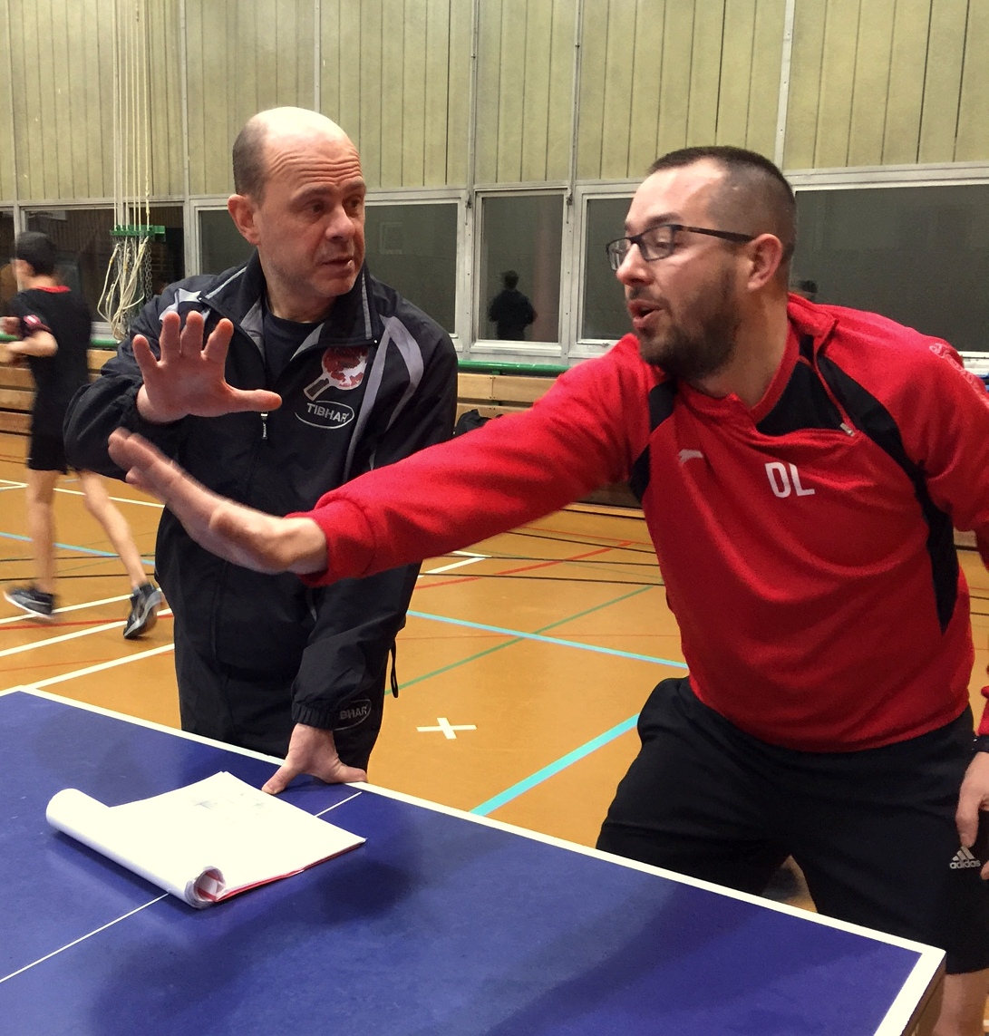 Trainer Viktor Sinkevic und Pr&auml;sident Diego Lisi bei der Trainingsvorbereitung.