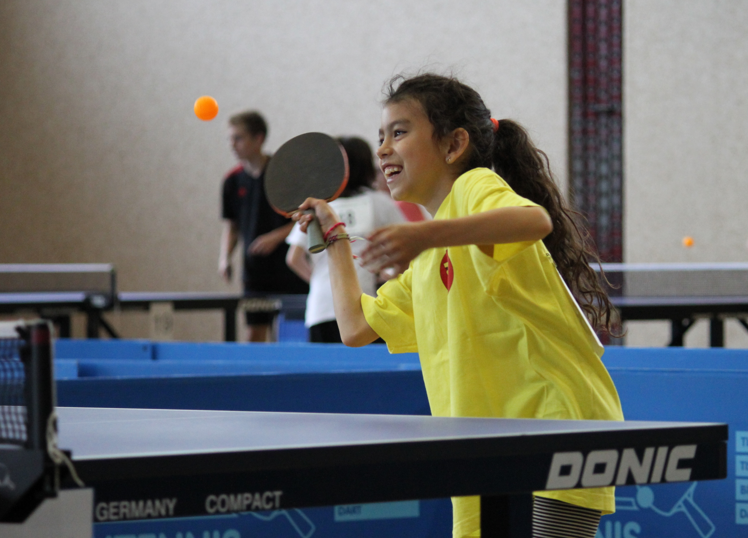 Mädchen beim Tischtennisspielen