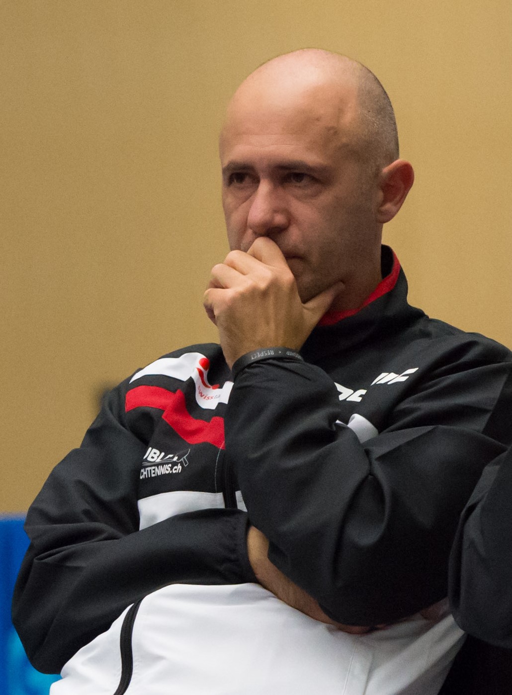 Samir Mulabdic schaut konzentriert dabei zu, wie die Spieler die Herausforderungen an der Platte meistern